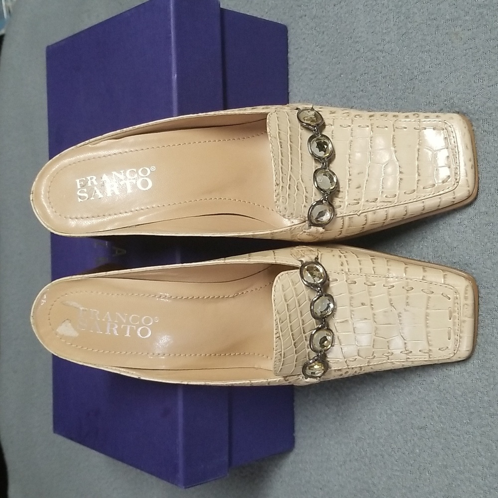 Franco Sarto Women's Embossed Croc Leather Mule. Color Cream..Size 6M